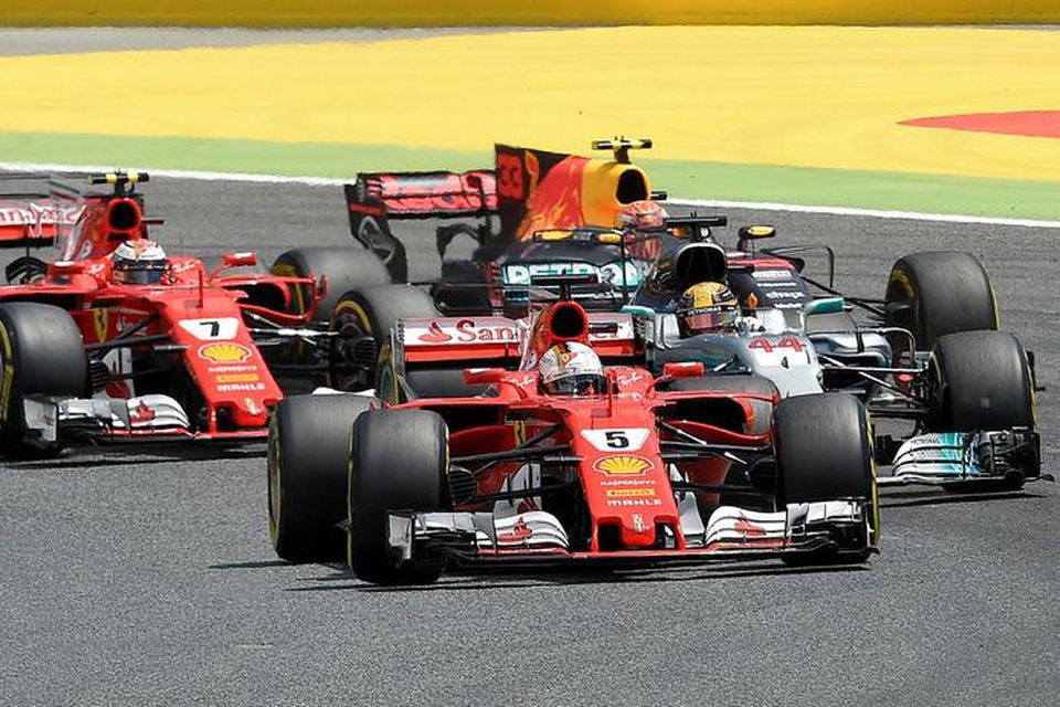 Sebastian Vettel ekur fremstur inn í fyrstu beygju, á undan Lewis Hamilton, Kimi Räikkönen og …