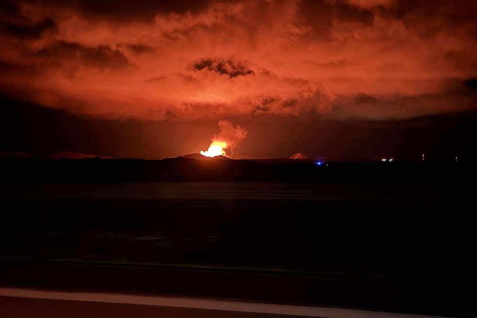 Eldgosið séð frá Reykjanesbraut.