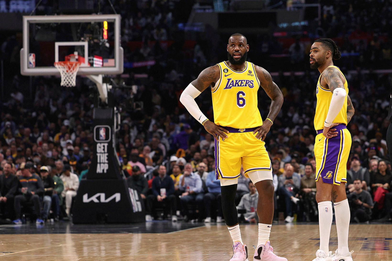 LeBron James, D'Angelo Russell og félagar í LA Lakers unnu …