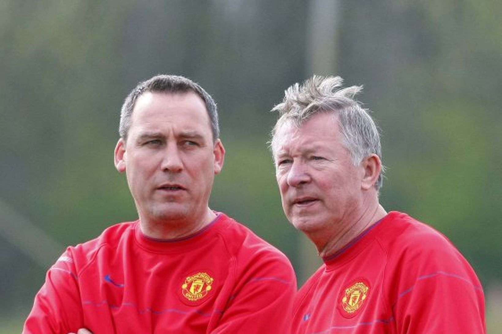 Alex Ferguson ræðir við þjálfarann Rene Meulensteen á æfingu Man.Utd …