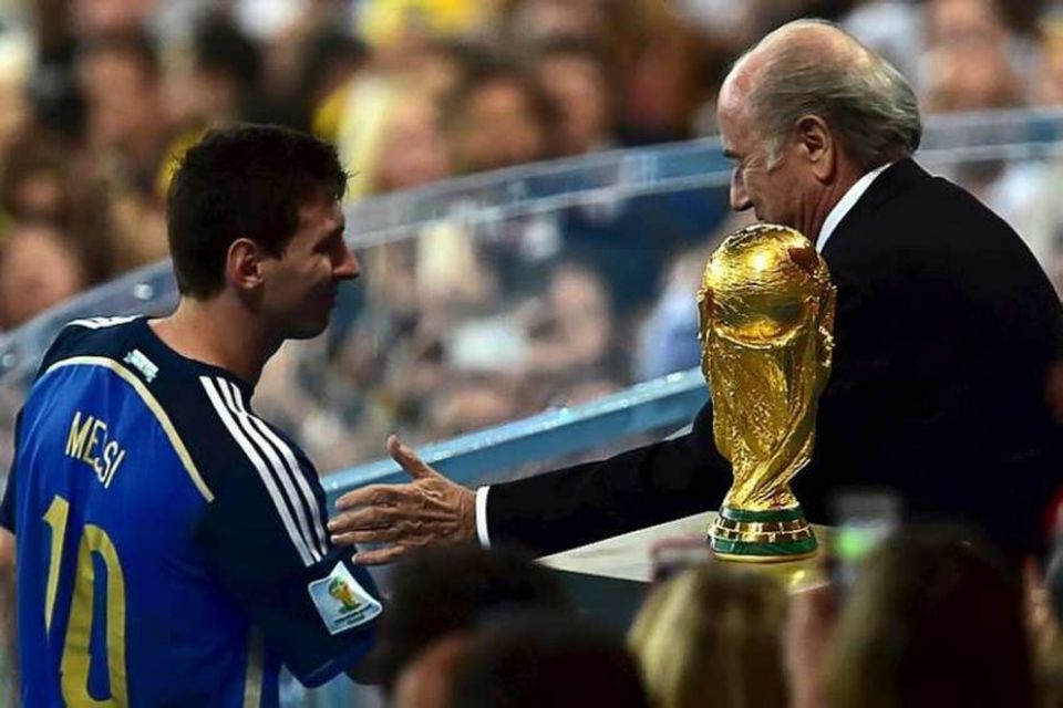 Joseph Blatter forseti FIFA óskar Messi til hamingju með 2. sætið.