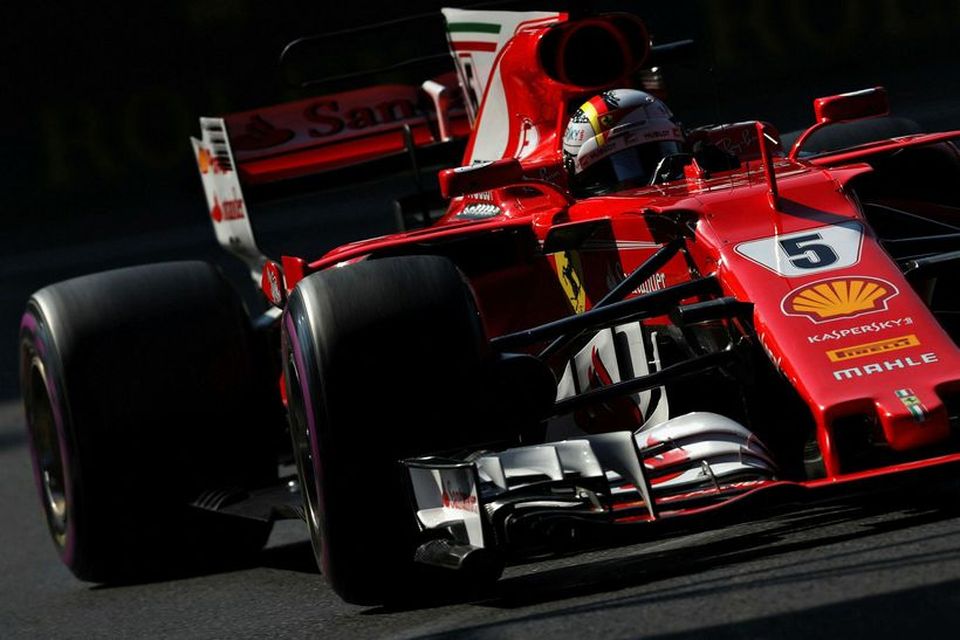Sebastian Vettel á Ferrari á leið til sigurs í keppninni um ráspól mexíkóska kappakstursins.