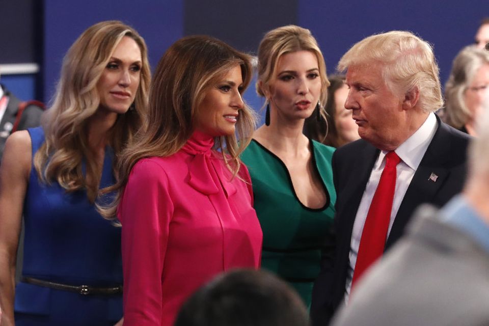 Donald Trump ræðir við dóttur sína, Ivanka og eiginkonuna, Melania að loknum kappræðunum.