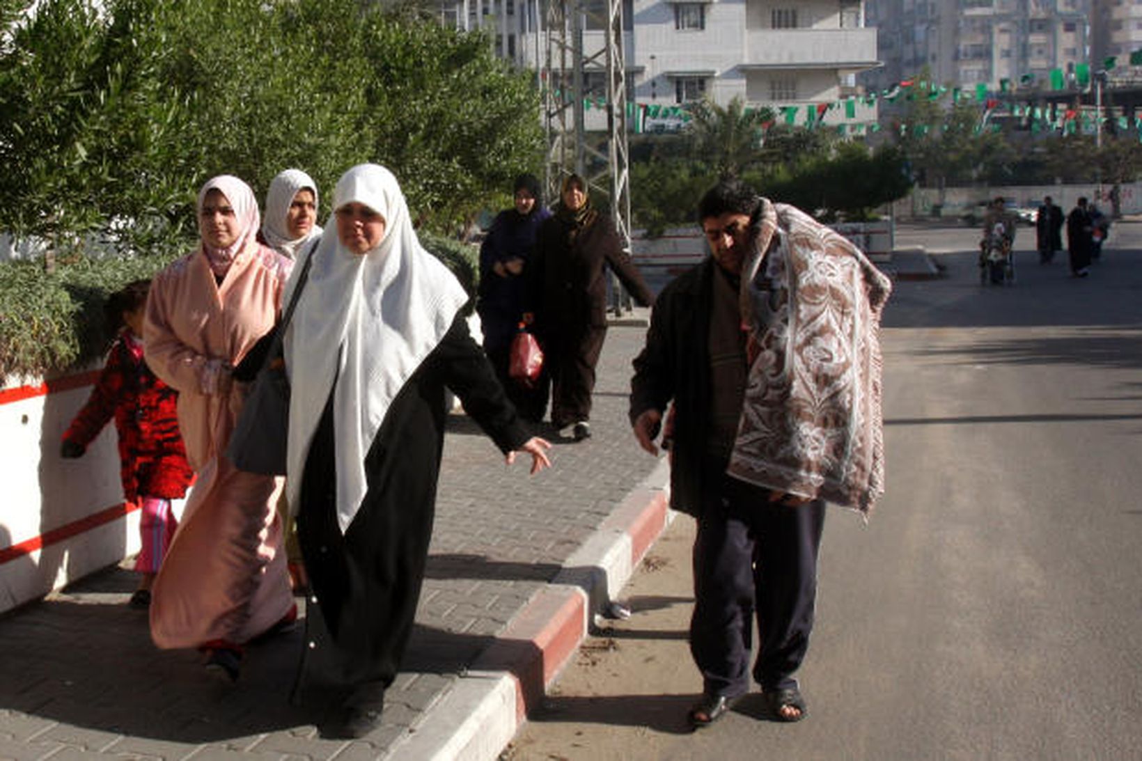 Palestínsk fjölskylda á flótta undan árásum Ísraela í Gasaborg.