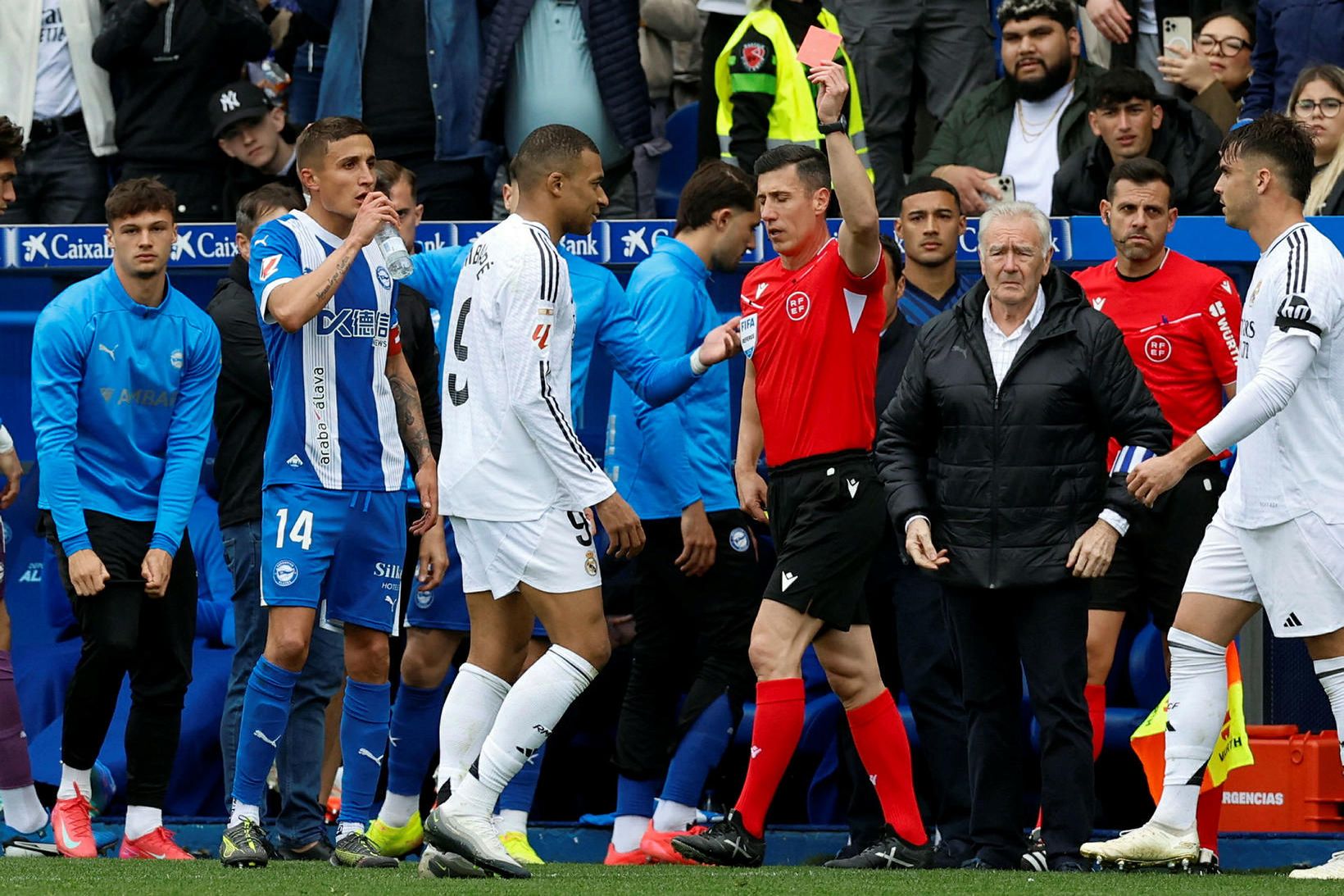 Kylian Mbappé gengur af velli eftir að hafa fengið rautt …