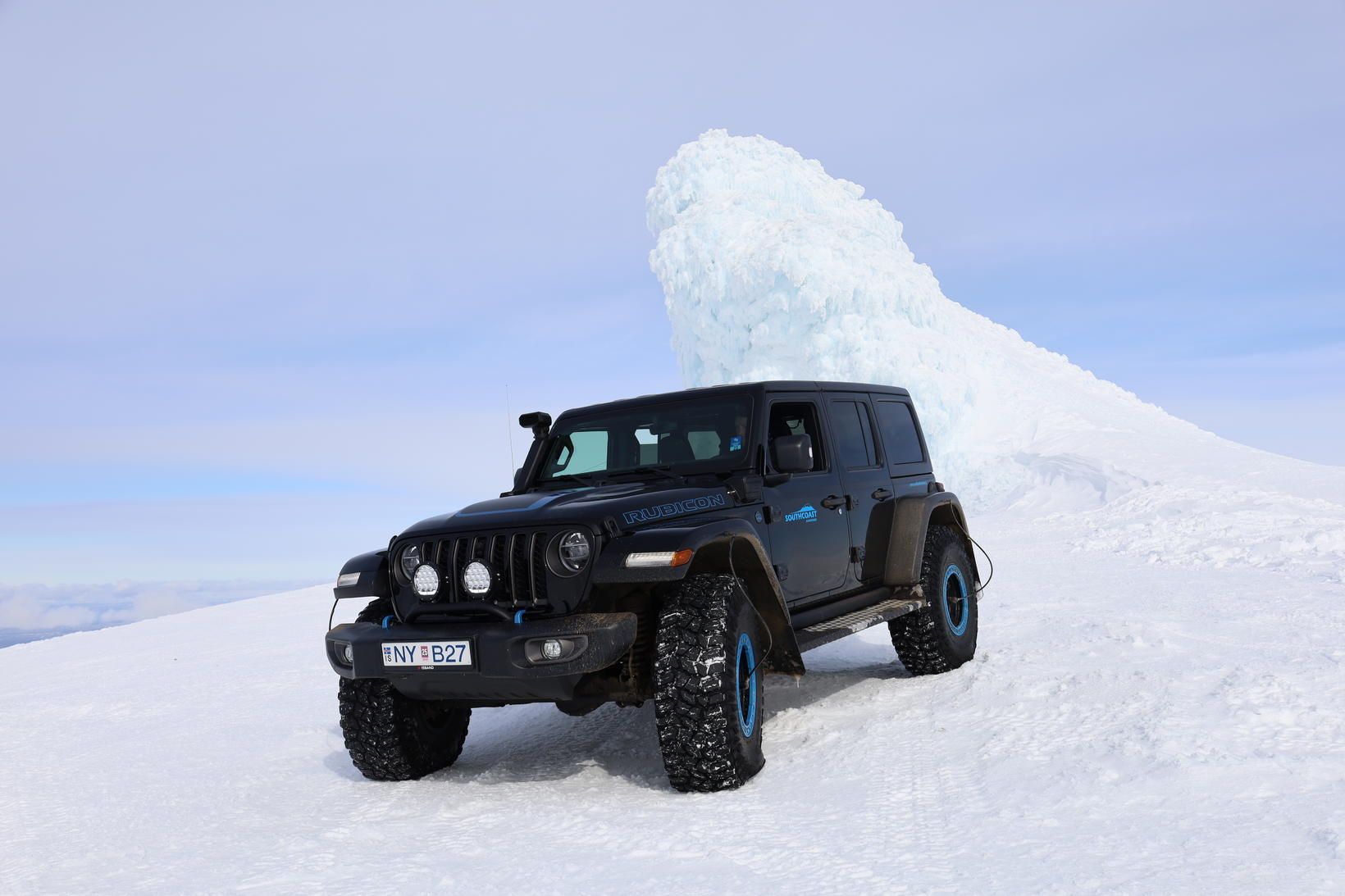 Jeep Wrangler á toppi Eyjafjallajökuls. Í baksýn er Goðasteinn, fannbarinn …