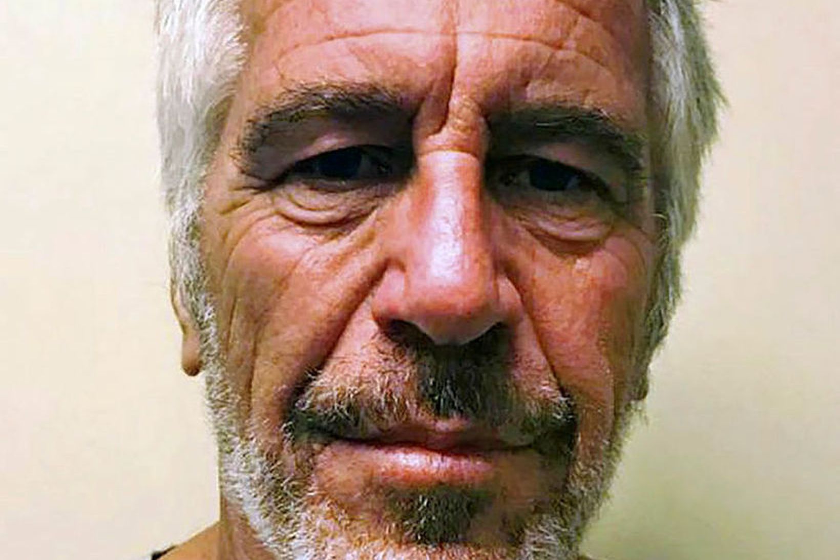 Jeffrey Epstein á yfir höfði sér allt að 45 ára …