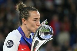 Lucy Bronze kyssir bikarinn í kvöld.