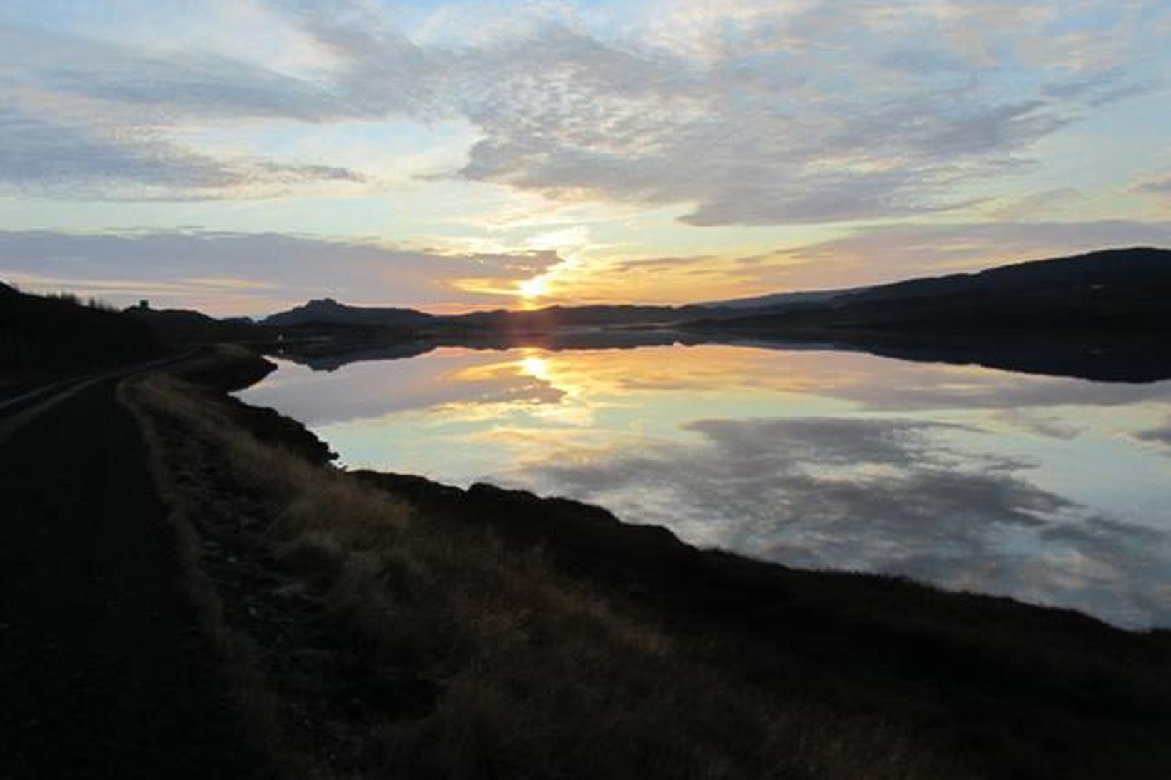 Sólin speglaðist á Urriðavatni á Héraði í dag.