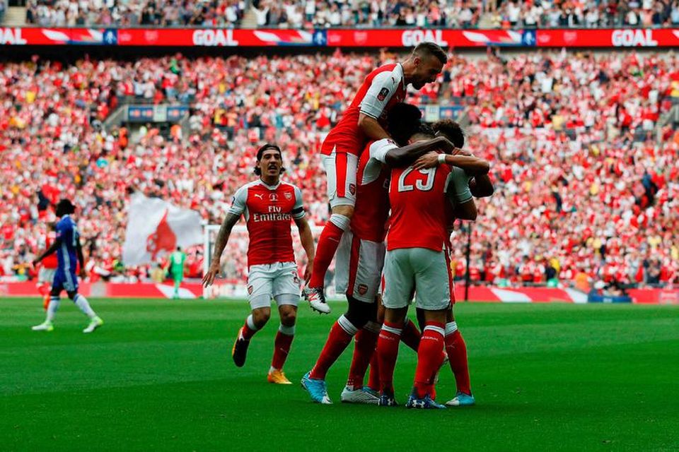 Leikmenn Arsenal fagna umdeildu marki Alexis Sánchez snemma leiks.