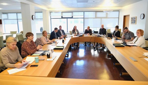 Halda opinn fund fyrir rannsókn kjörbréfa