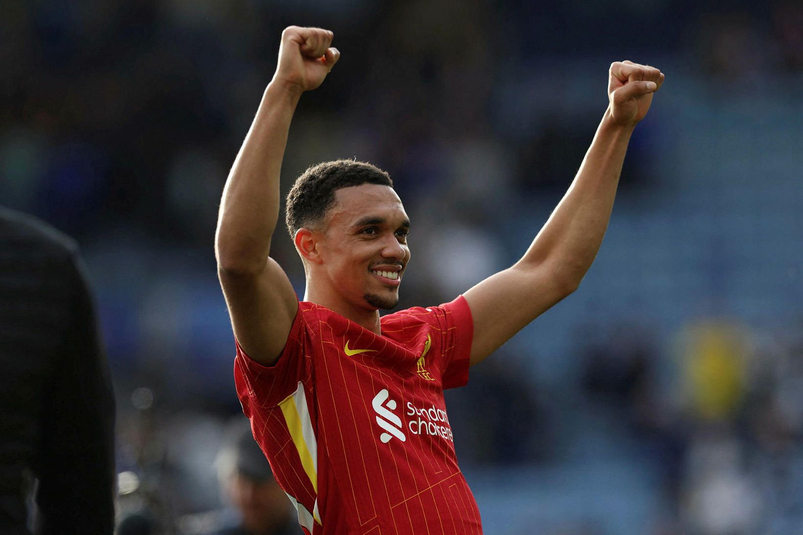 Trent Alexander Arnold fagnar í gær.