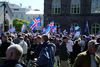 Ryskingar milli mótmælenda (Myndskeið)