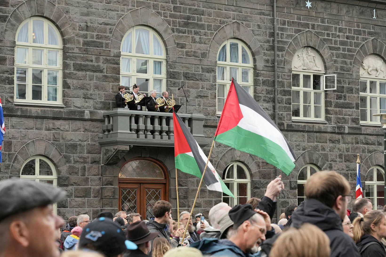 Palestínskum fánum var veifað fyrir framan Alþingi í gær.