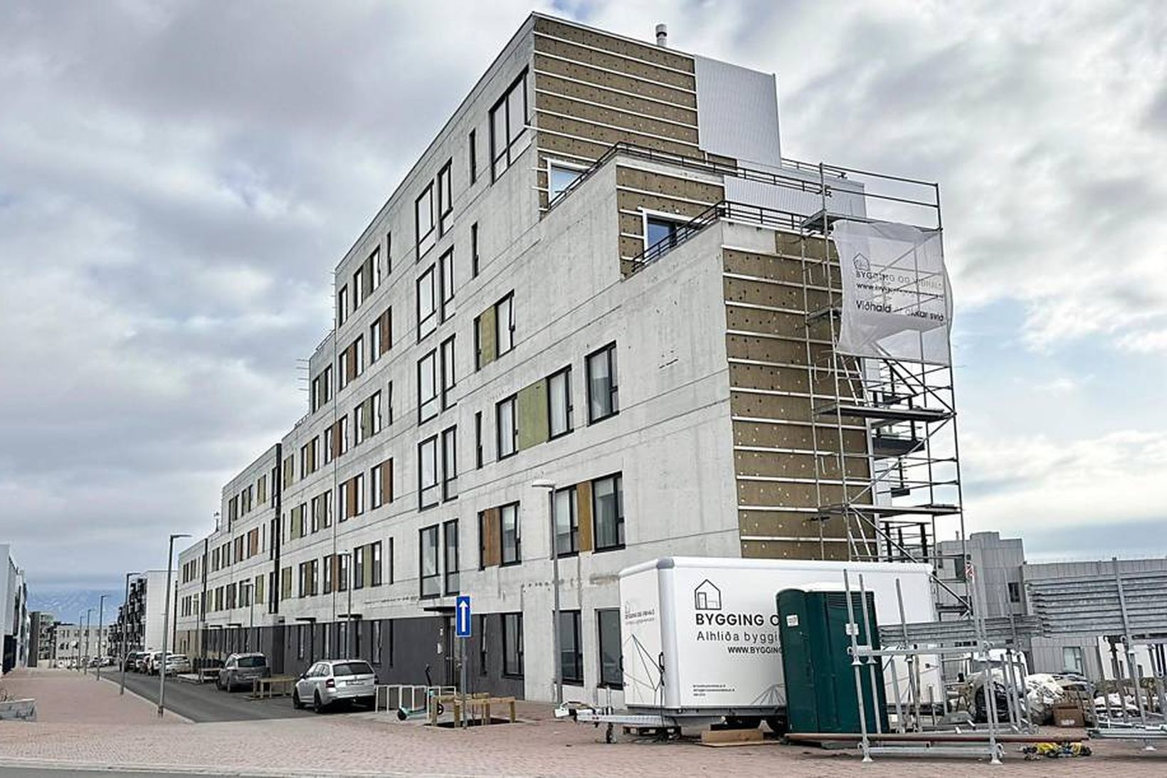 Kuggavogur 15-19. Fjölbýlishúsið rís hátt og setur því mikinn svip …