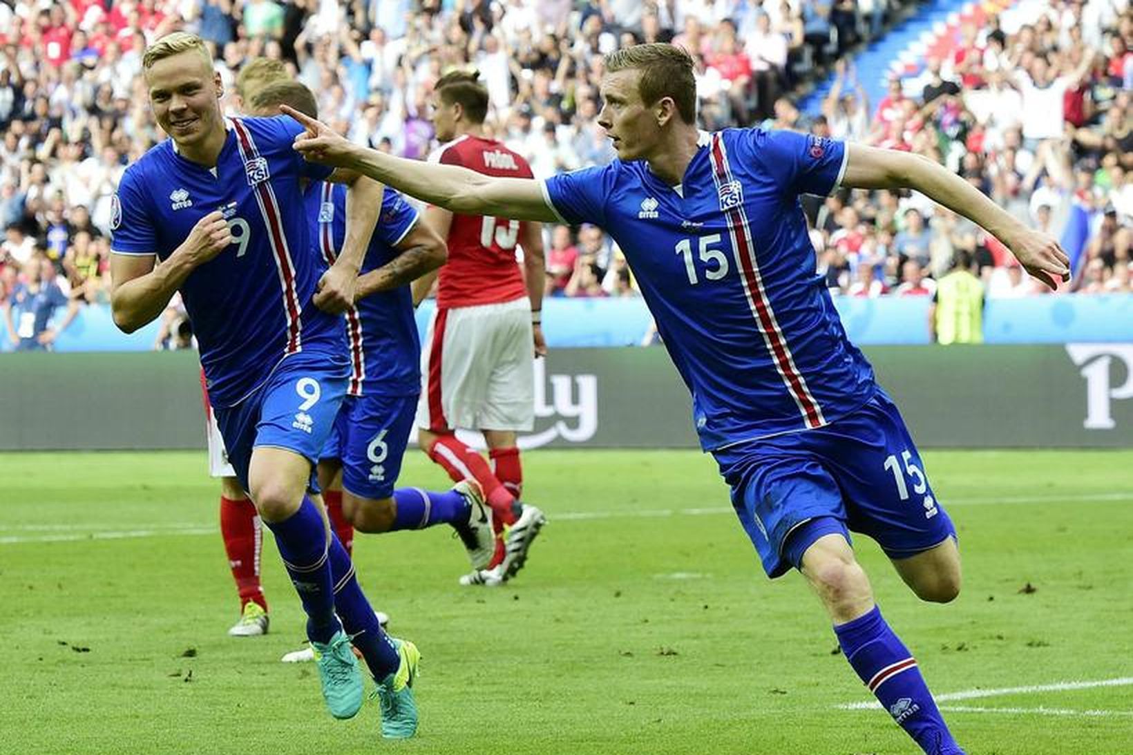 Jón Daði Böðvarsson fagnar marki sínu gegn Austurríki á EM …