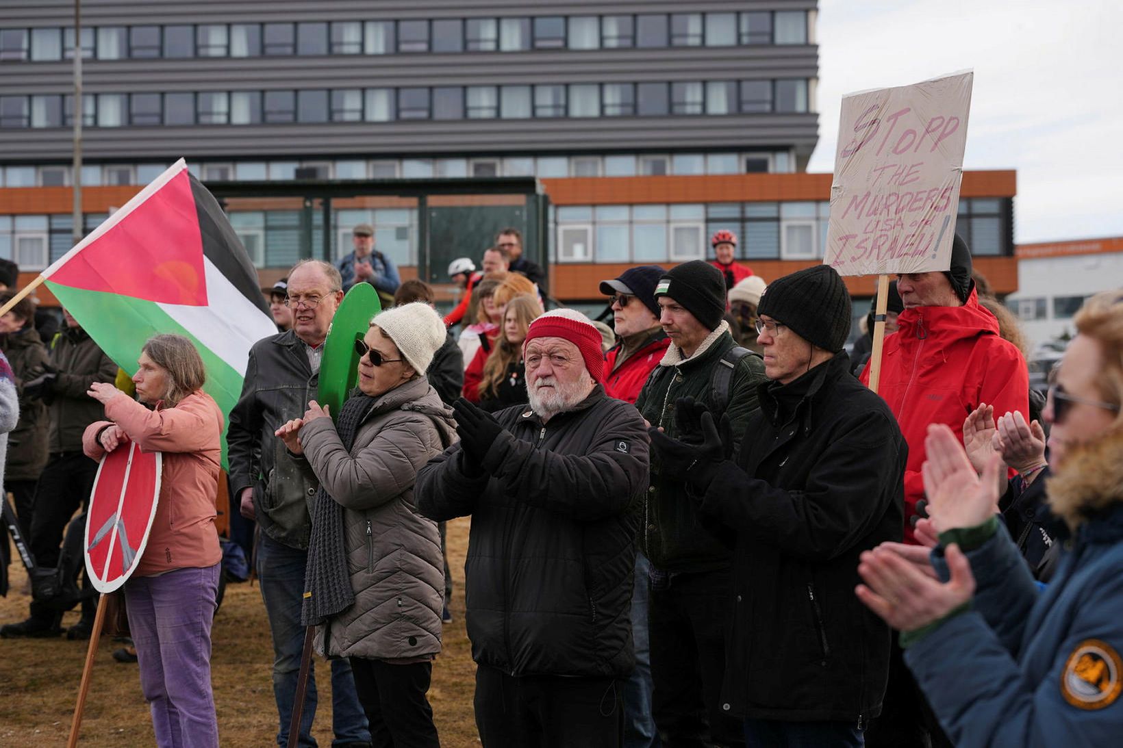 Reyndu að kveikja í bandaríska fánanum