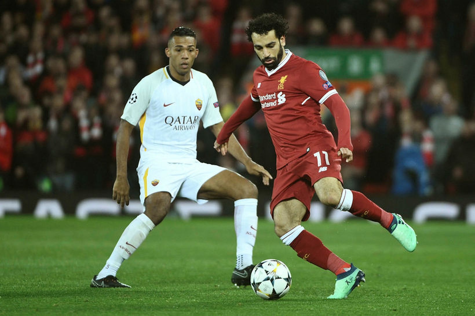 Mohamed Salah með boltann í leiknum gegn Roma í gærkvöld.
