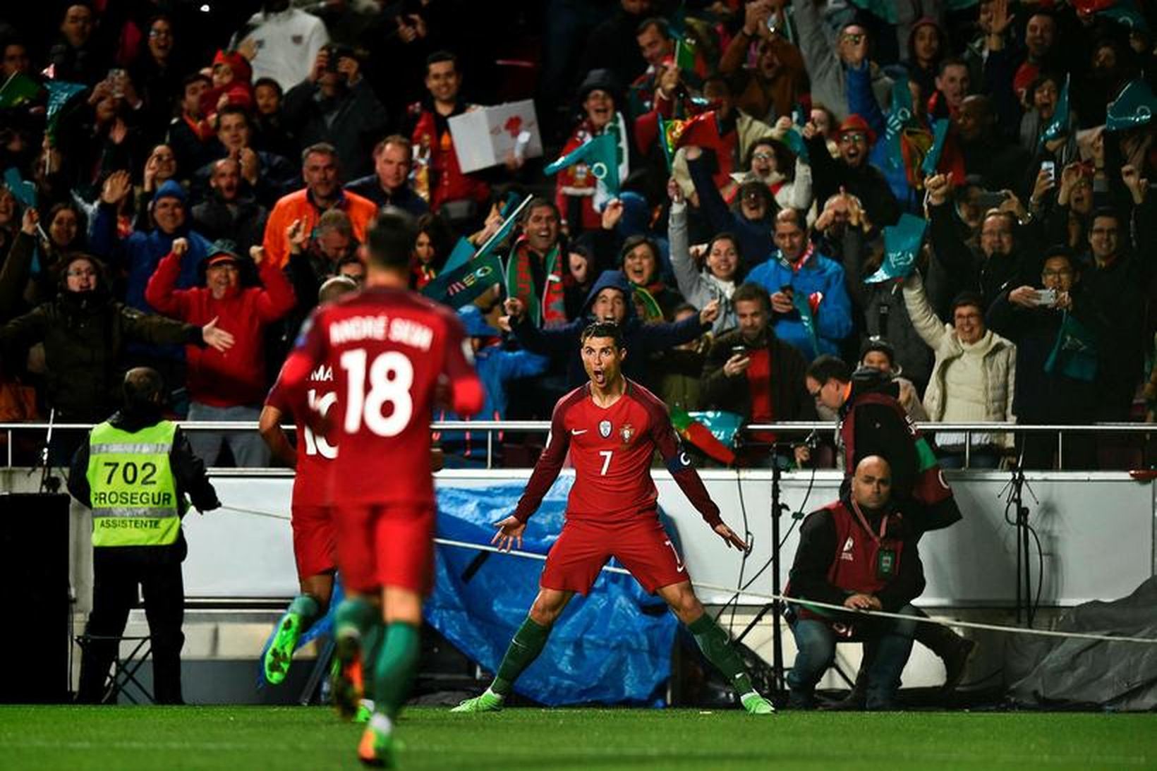 Cristiano Ronaldo fagnar öðru marki sínu í sigri Portúgal gegn …