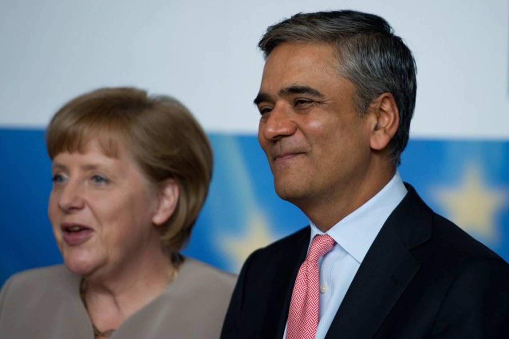 Annar framkvæmdastjóra Deutsche Bank, Anshu Jain, ásamt Angelu Merkel kanslara. …