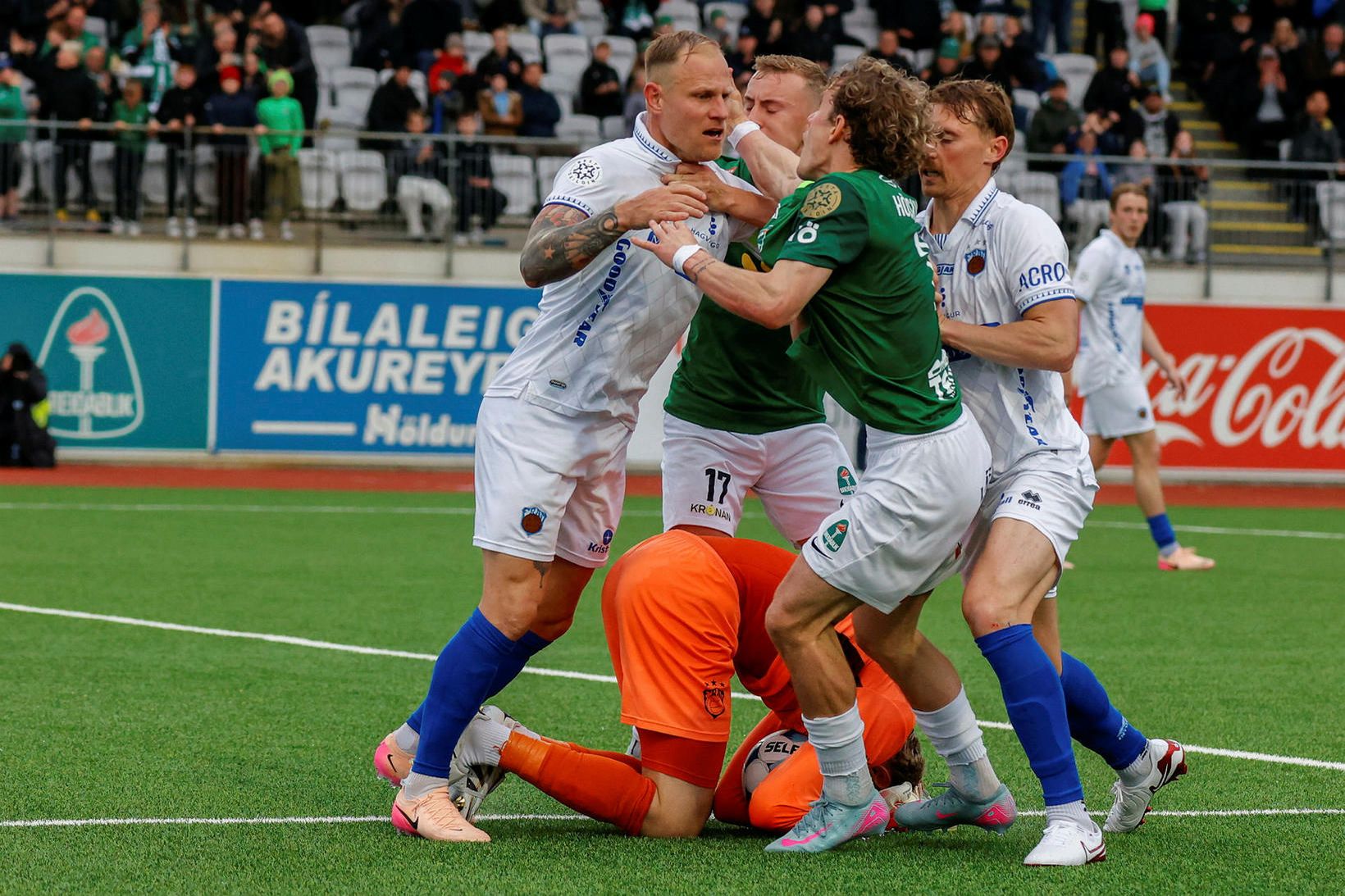 Kennie Chopart og Höskuldur Gunnlaugsson takast á á Kópavogsvelli í …