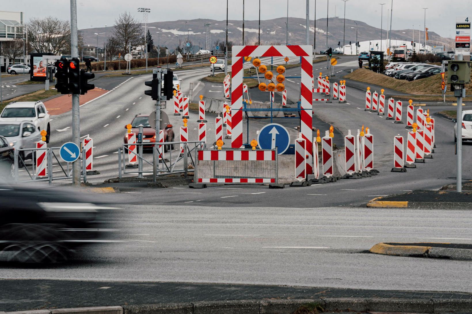 Biðla til ökumanna að sýna þolinmæði vegna tafa
