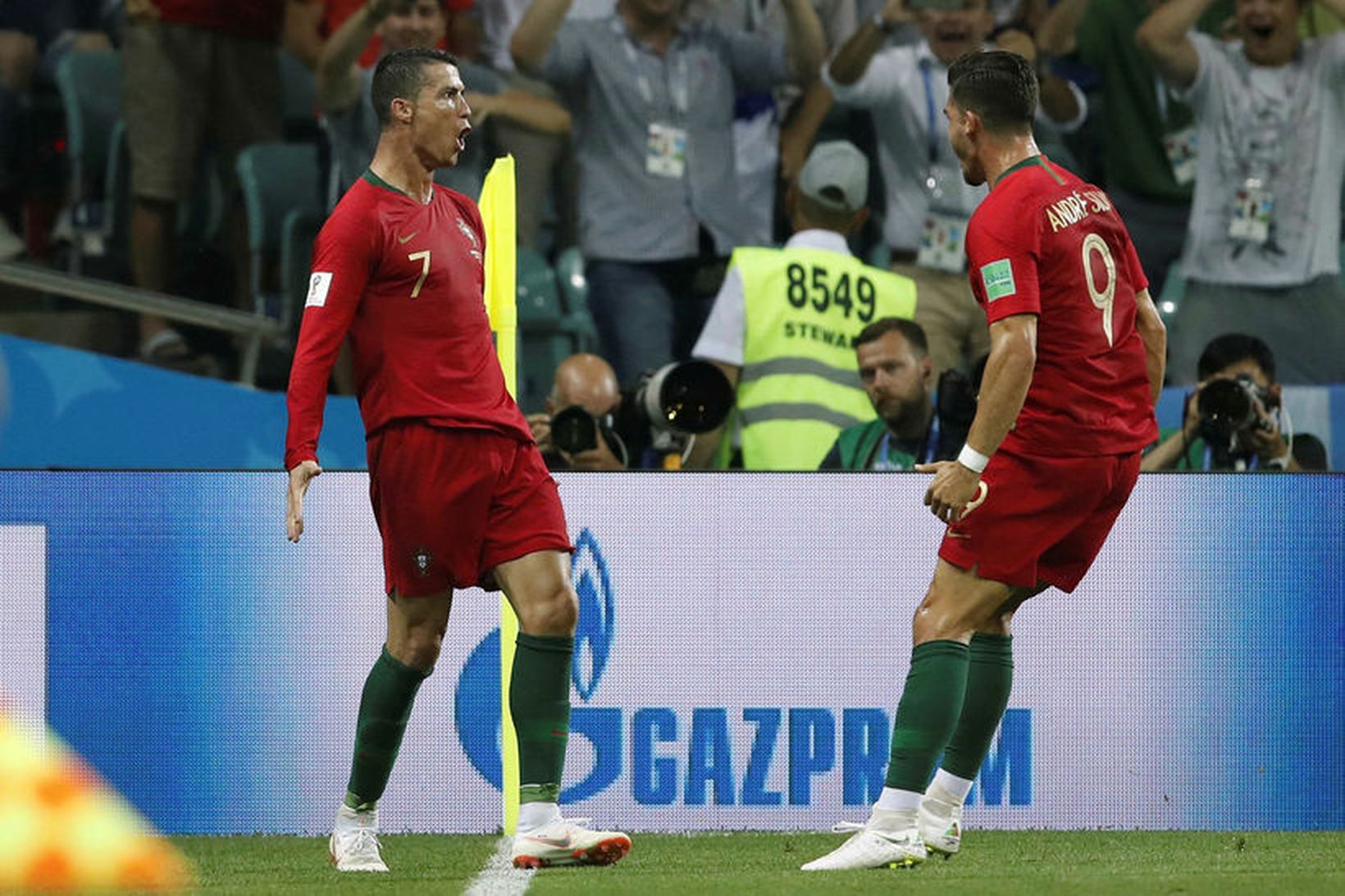 Cristiano Ronaldo fagnar þriðja marki sínu í kvöld.