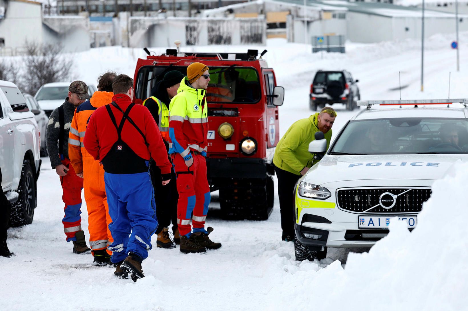 Björgunarsveit og lögregla ráða ráðum sínum í kjölfar snjóflóðsins.