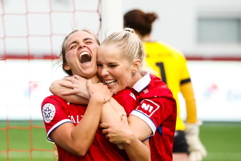 Nadía Atladóttir og Helena Ósk Hálfdánardóttir fagna sigurmarki Vals.