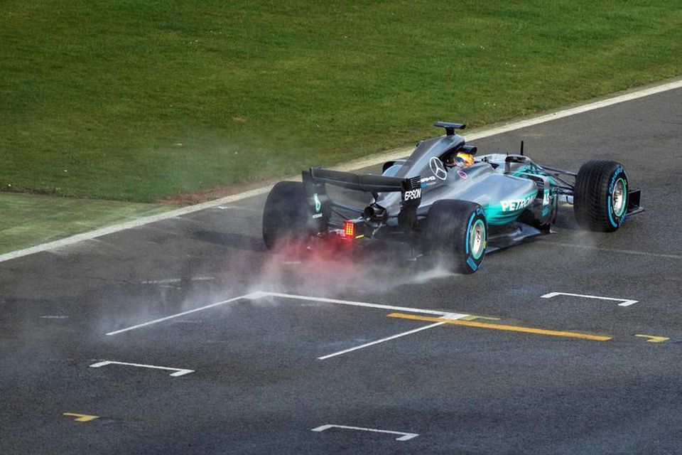 Lewis Hamilton tekur af stað við frumakstur bíl Mercedes í Silverstone í dag.