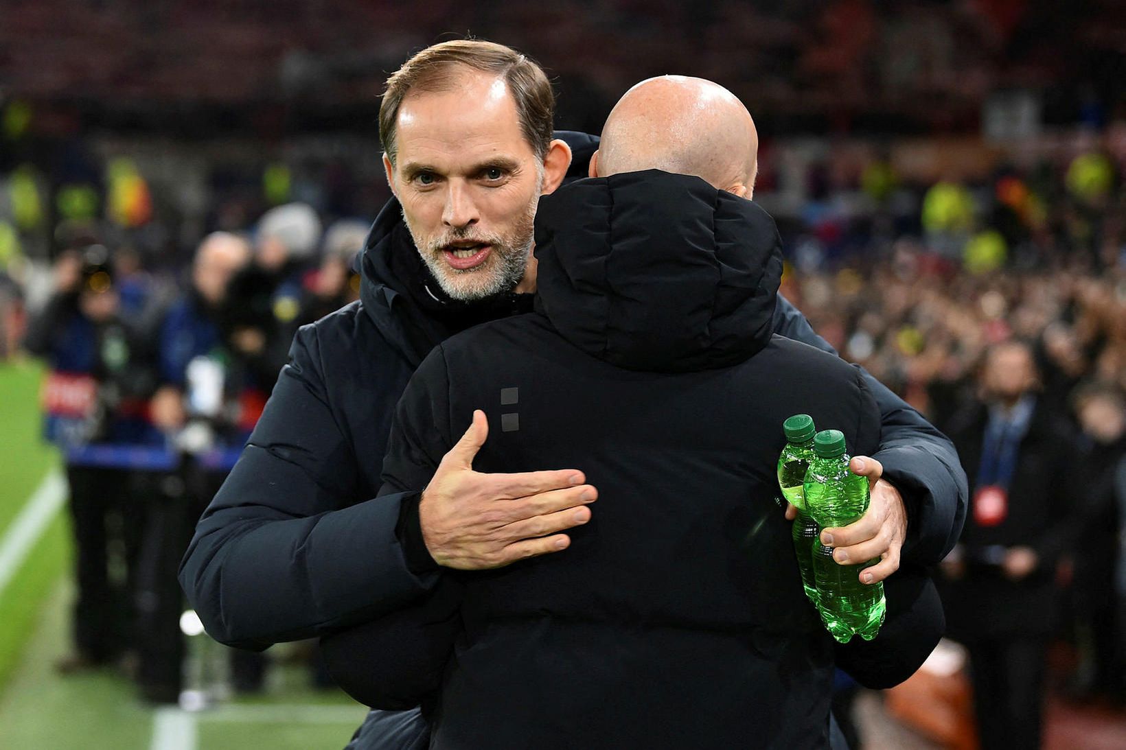 Thomas Tuchel og Erik ten Hag faðmast á Old Trafford.