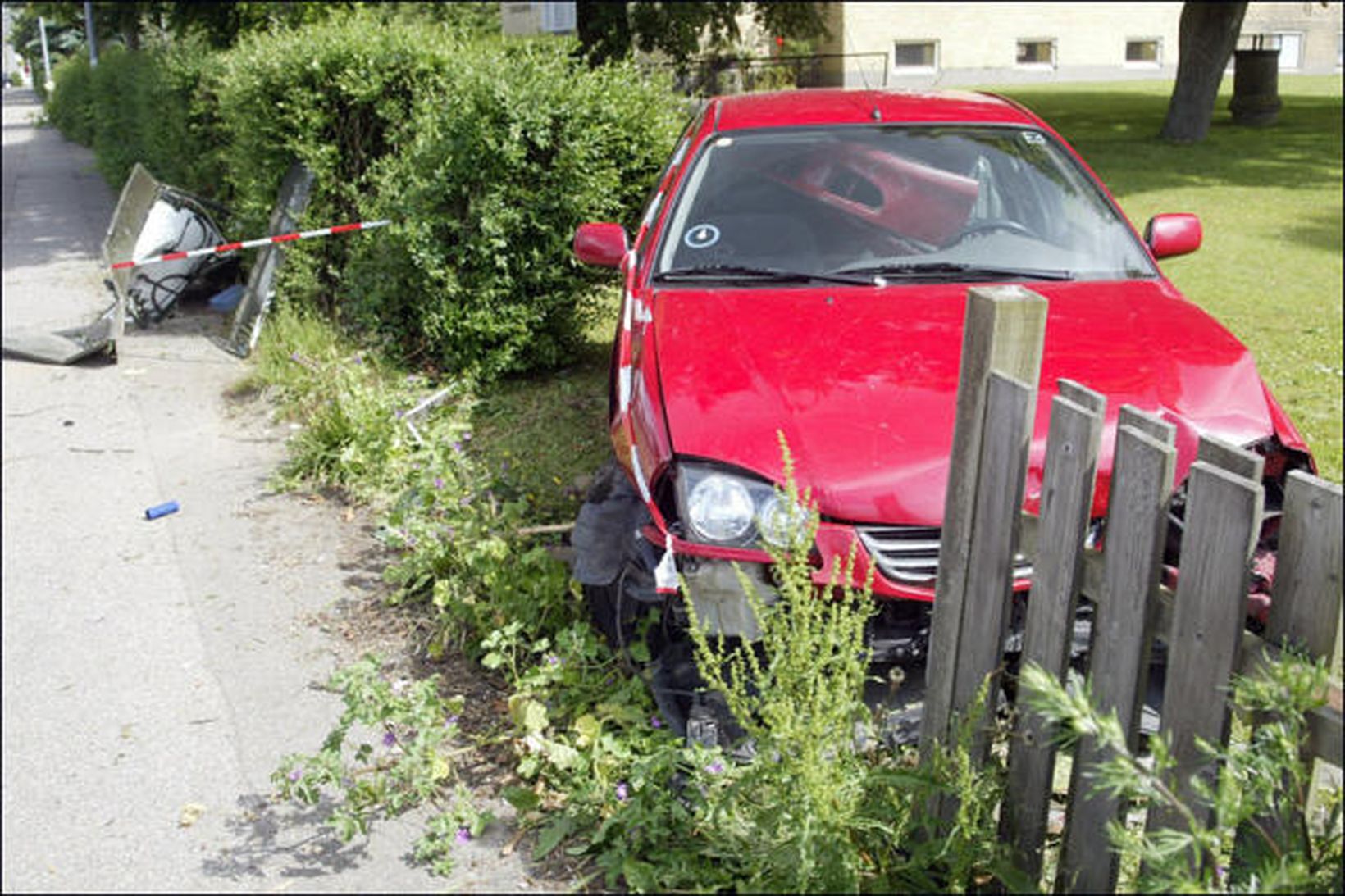 Bíllinn endaði á tengikassa sem stýrir sjónvarpstengingum í bænum.