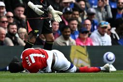 Bukayo Saka steinliggur eftir tæklinguna.