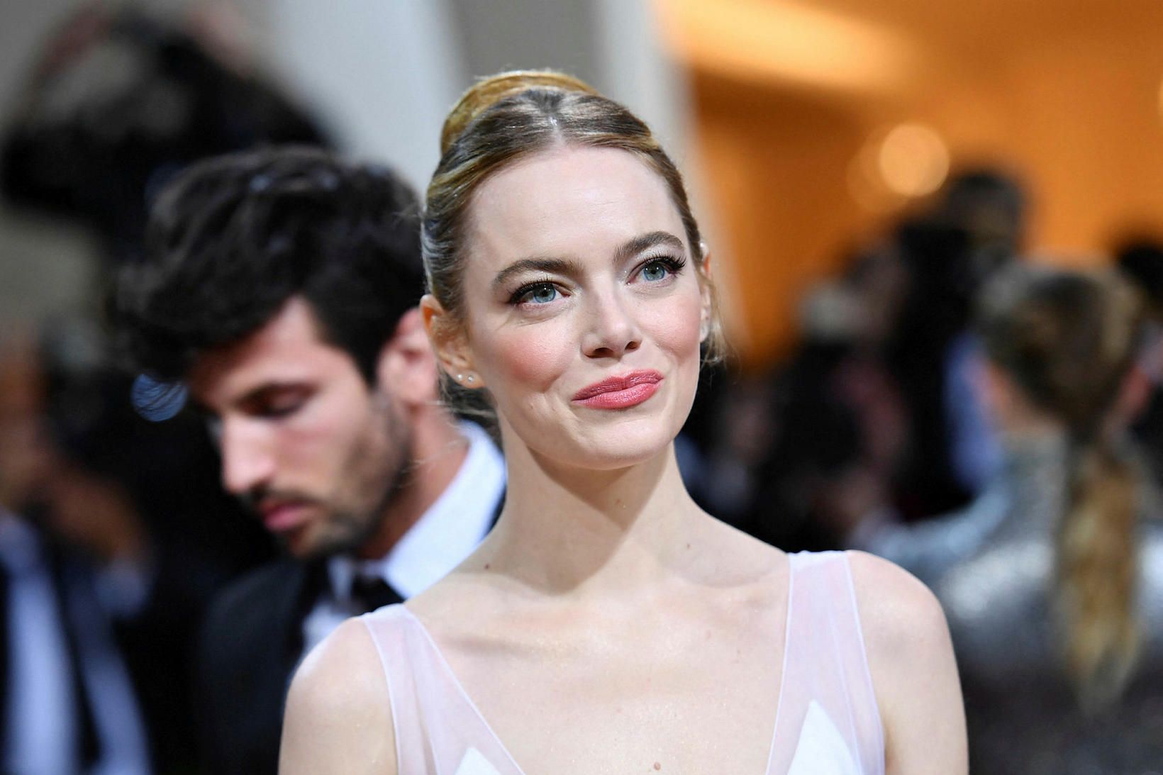 Leikkonan Emma Stone endurnýtti brúðarkjólinn á Met Gala.