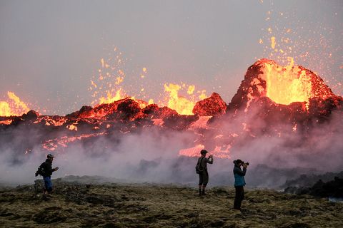 Peope at the eruption site at Litli-Hrútur.