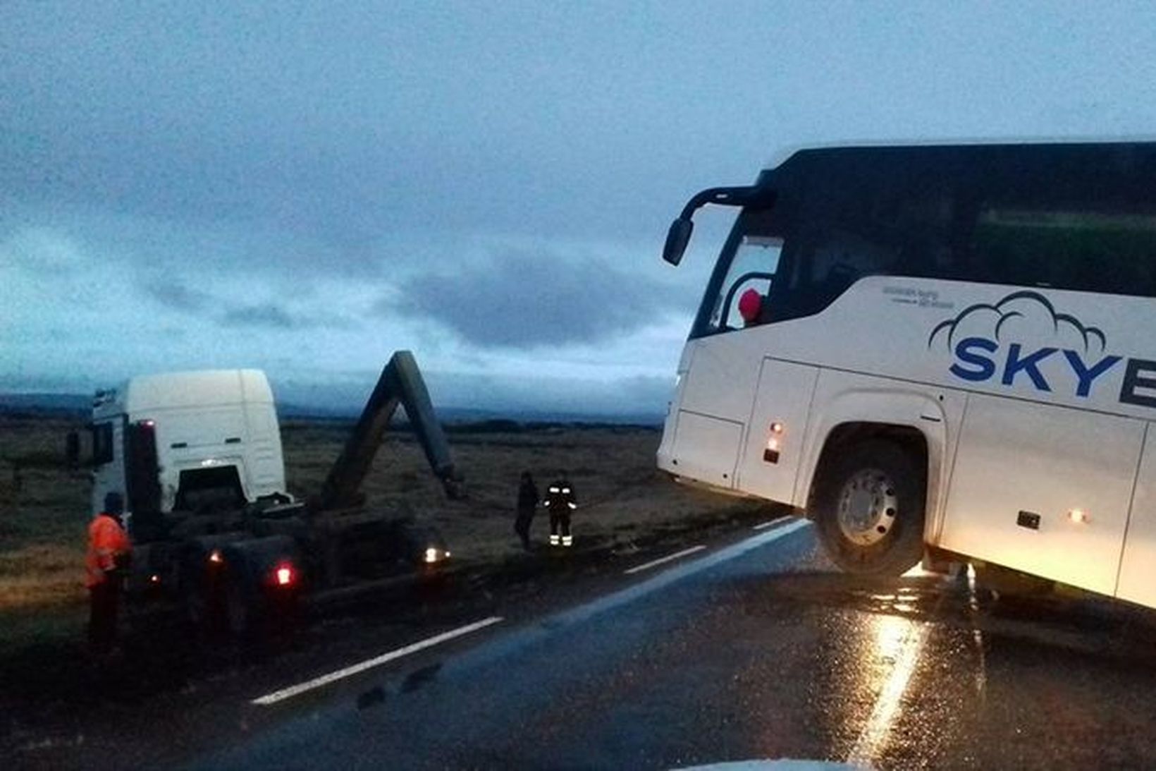 Bílstjórinn var að reyna að snúa rútunni við á veginum …