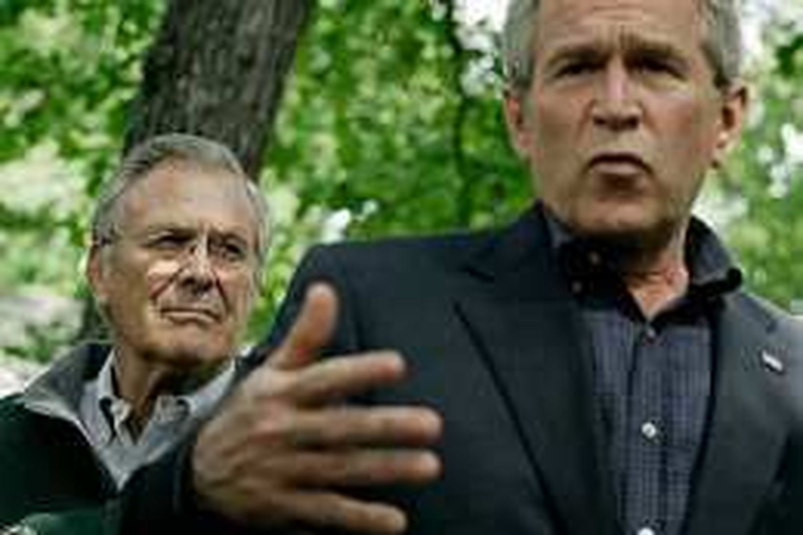 Bush og Donald Rumsfeld varnarmálaráðherra í Camp David í gær.