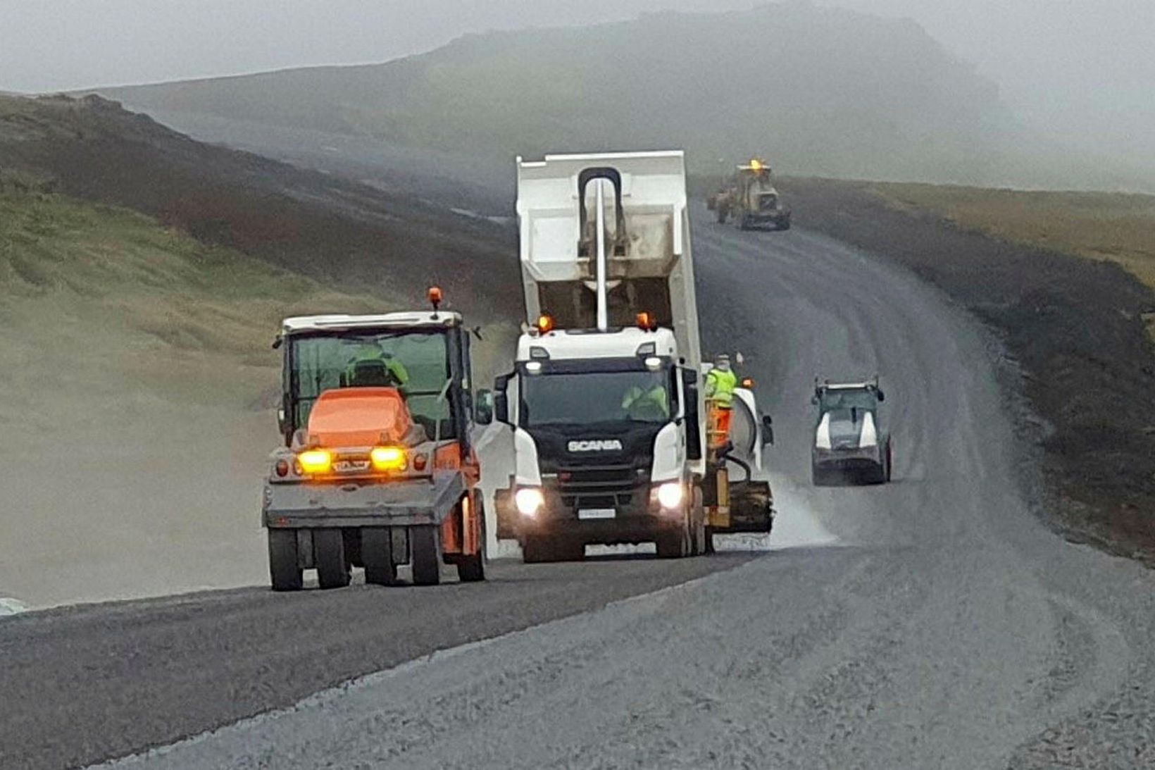 Vinnuvélar og verkamenn voru á fullu alla síðastliðna helgiá Fróðárheiði.