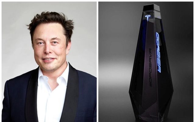 Elon Musk og flaskan fagra sem inniheldur GigaBier.