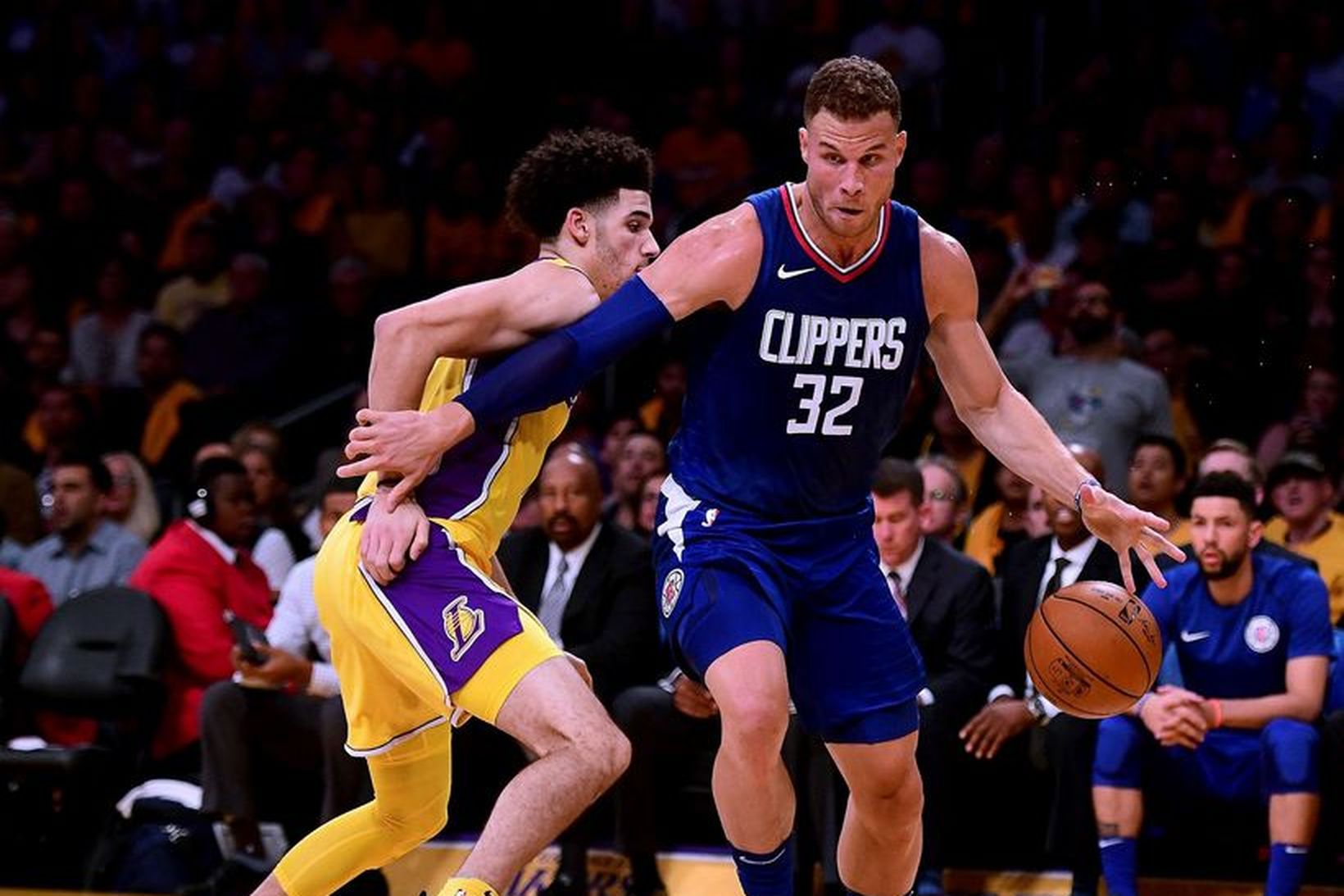 Blake Griffin, leikmaður Los Angeles Clippers, finnur leið fram hjá …