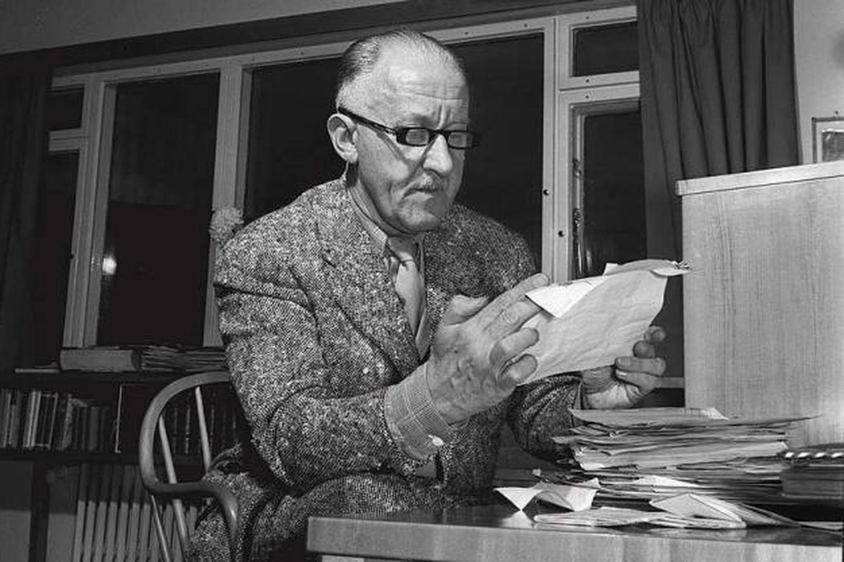 Halldór Laxness les heillaskeyti ða Gljúfrasteini árið 1955, skömmu eftir …