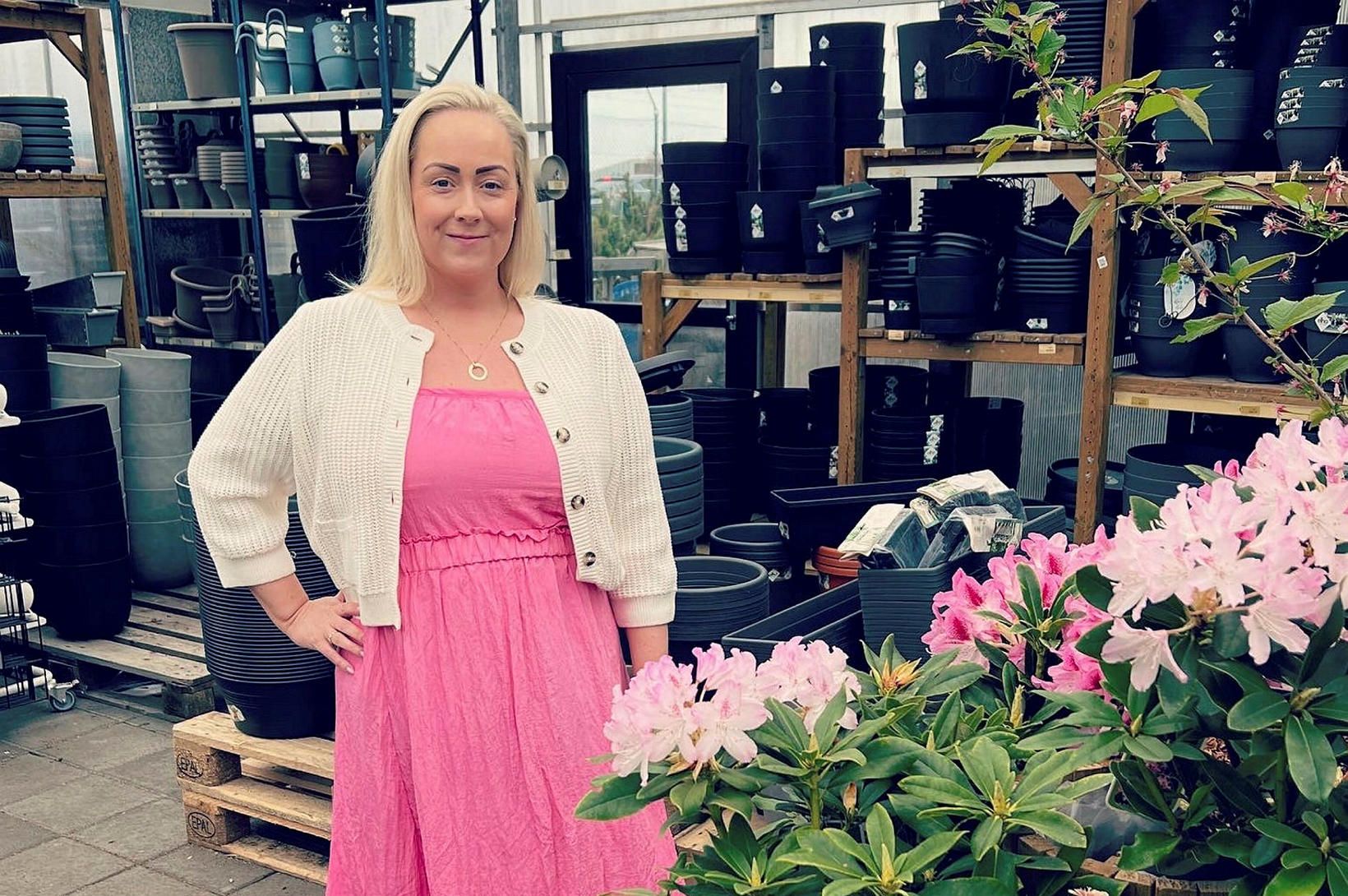 Slakar á í pottinum meðan betri helmingurinn grillar