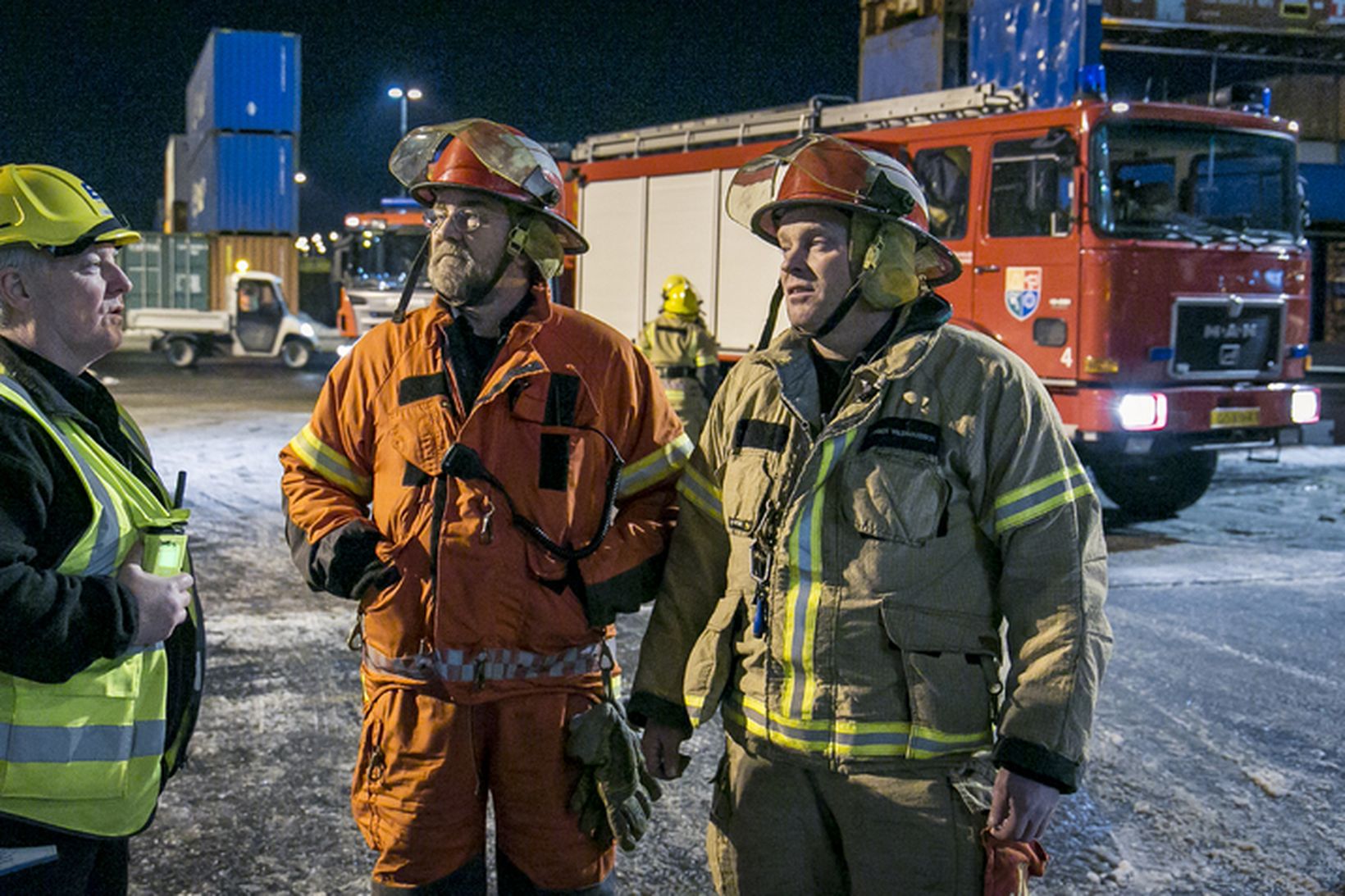 Slökkviliðsmenn við Sundahöfn í gærkvöldi.