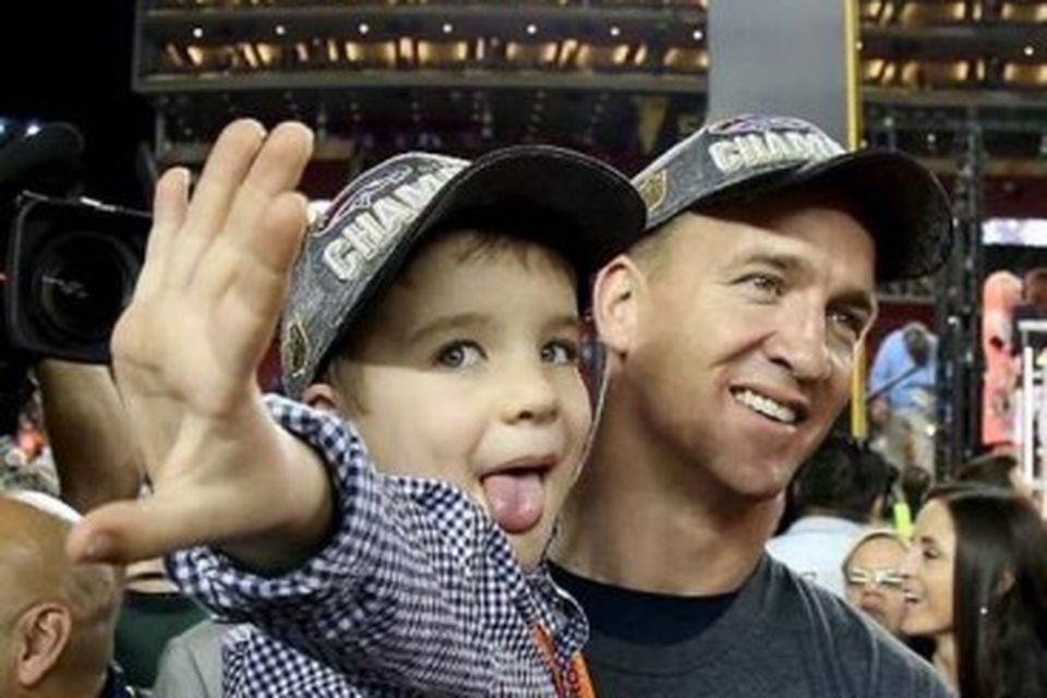 Peyton Manning fagnar sigrinum með syni sínum.