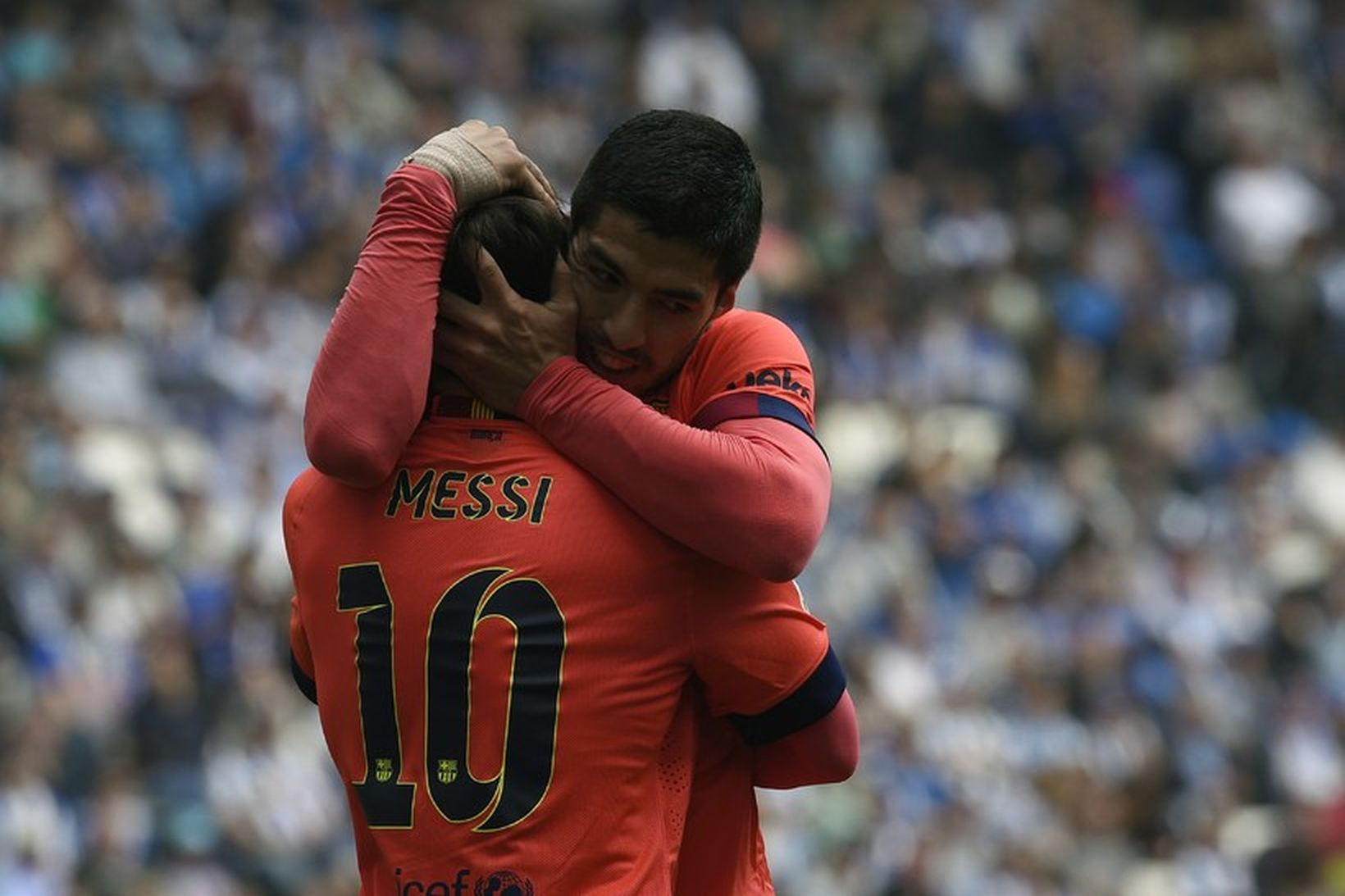Luis Suárez fagnar innilega með Lionel Messi.