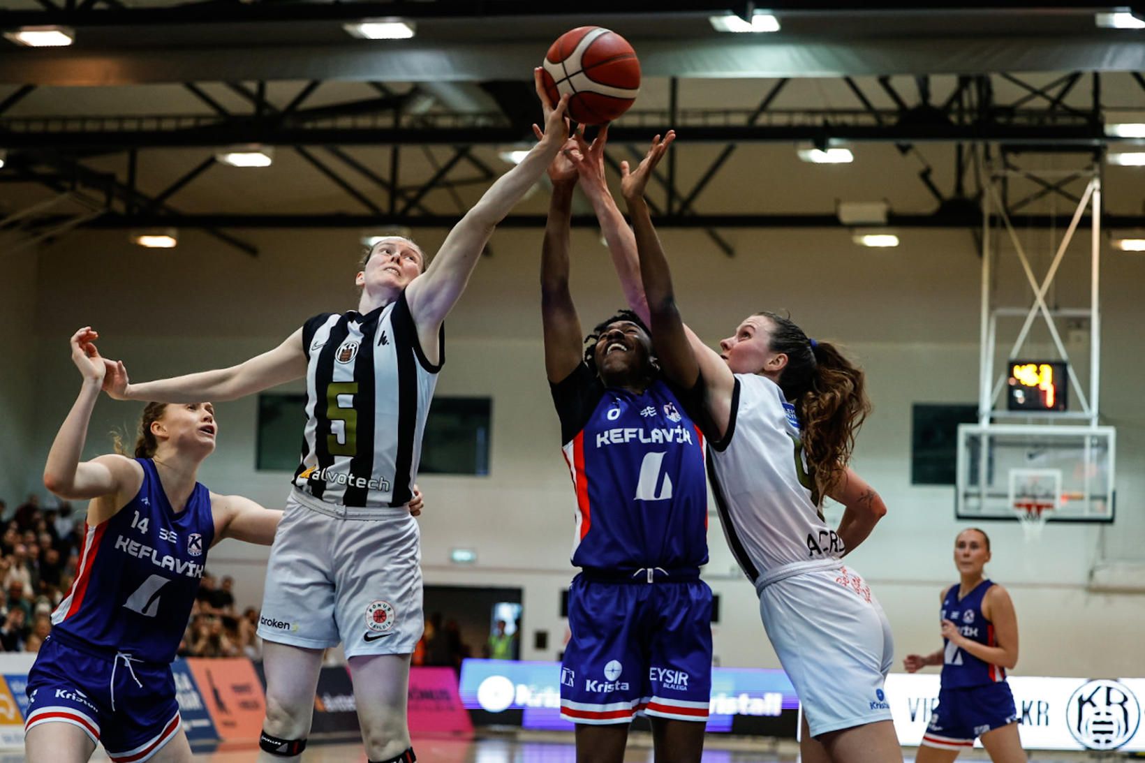 KR  - Keflavík, staðan er 48:49