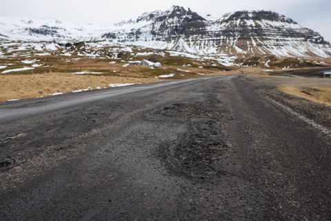 Bæjarstjórn Grundafjarðarbæjar kallar eftir aukafjárveitingum fyrir neyðaviðgerðir á ýmsum stofnvegum á Vesturlandi.