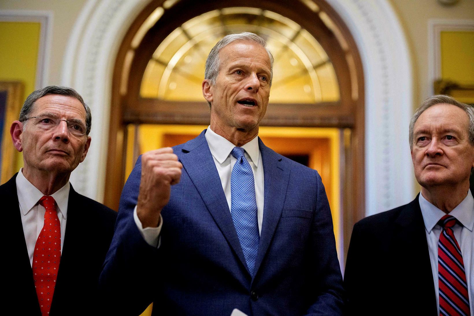 John Thune (f. miðju) fagnar því ásamt kollegum sínum að …