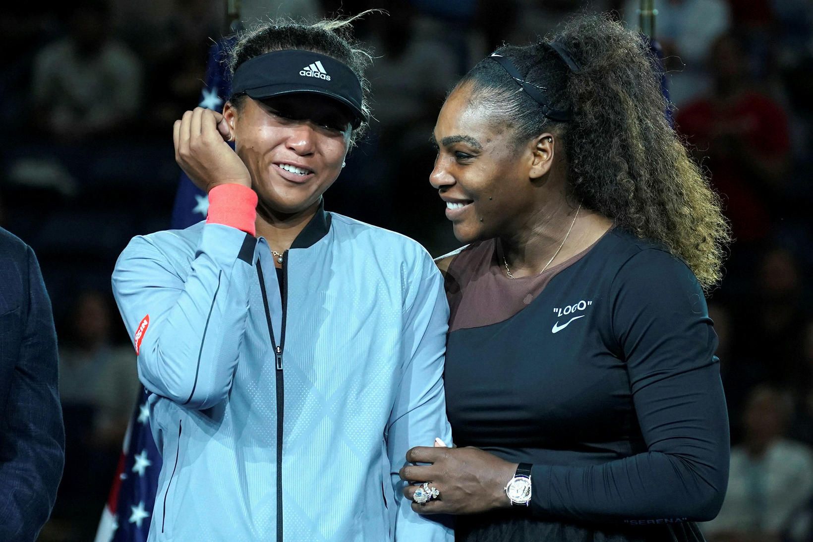 Naomi Osaka og Serena Williams ræða málin.