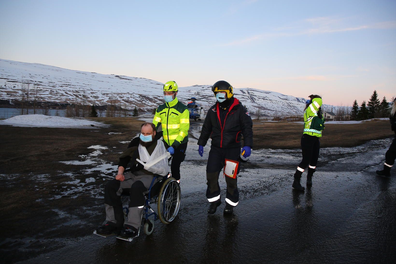 Maðurinn á leið á sjúkrahúsið eftir að þyrla Gæslunnar lenti …